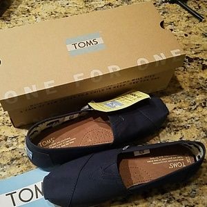 NIB Toms classic navy canvas shoe